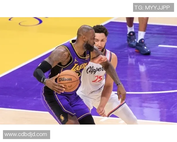 詹姆斯对阵尼克斯精彩比赛录像回顾与分析,重温经典瞬间与战术对决